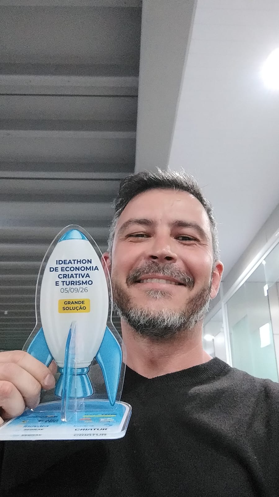 Procópio com troféu do Ideathon de Economia Criativa e Turismo