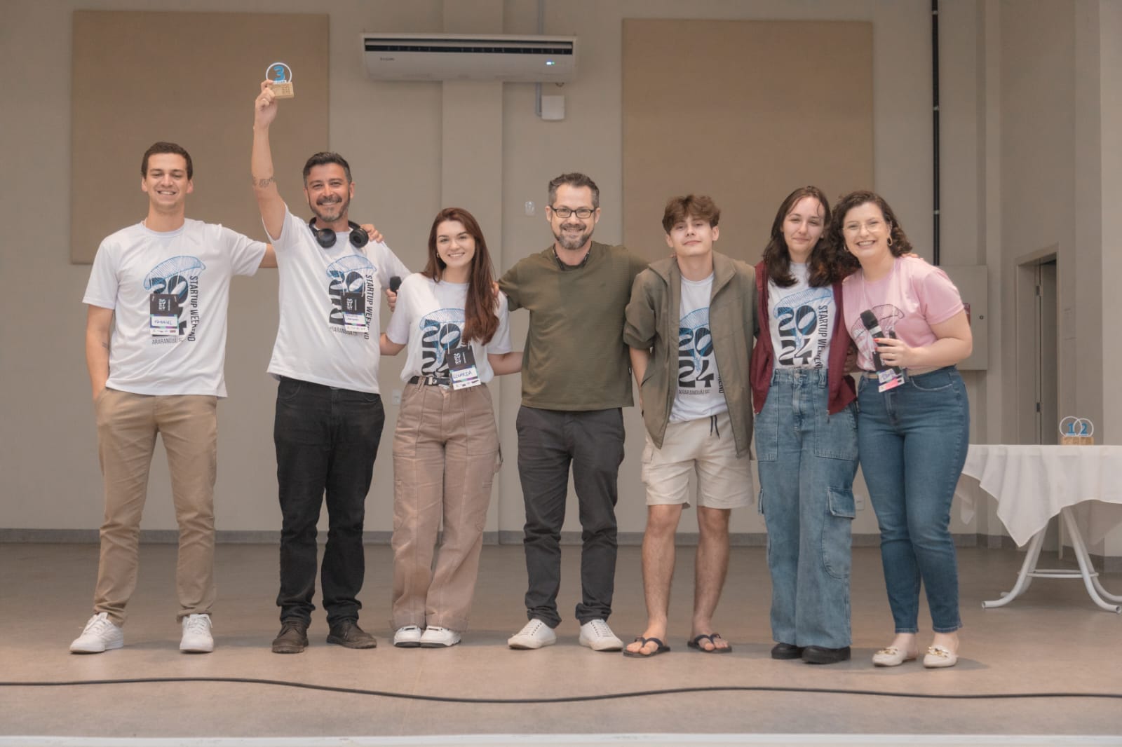 Equipe completa do Startup Weekend Araranguá 2024 com troféu